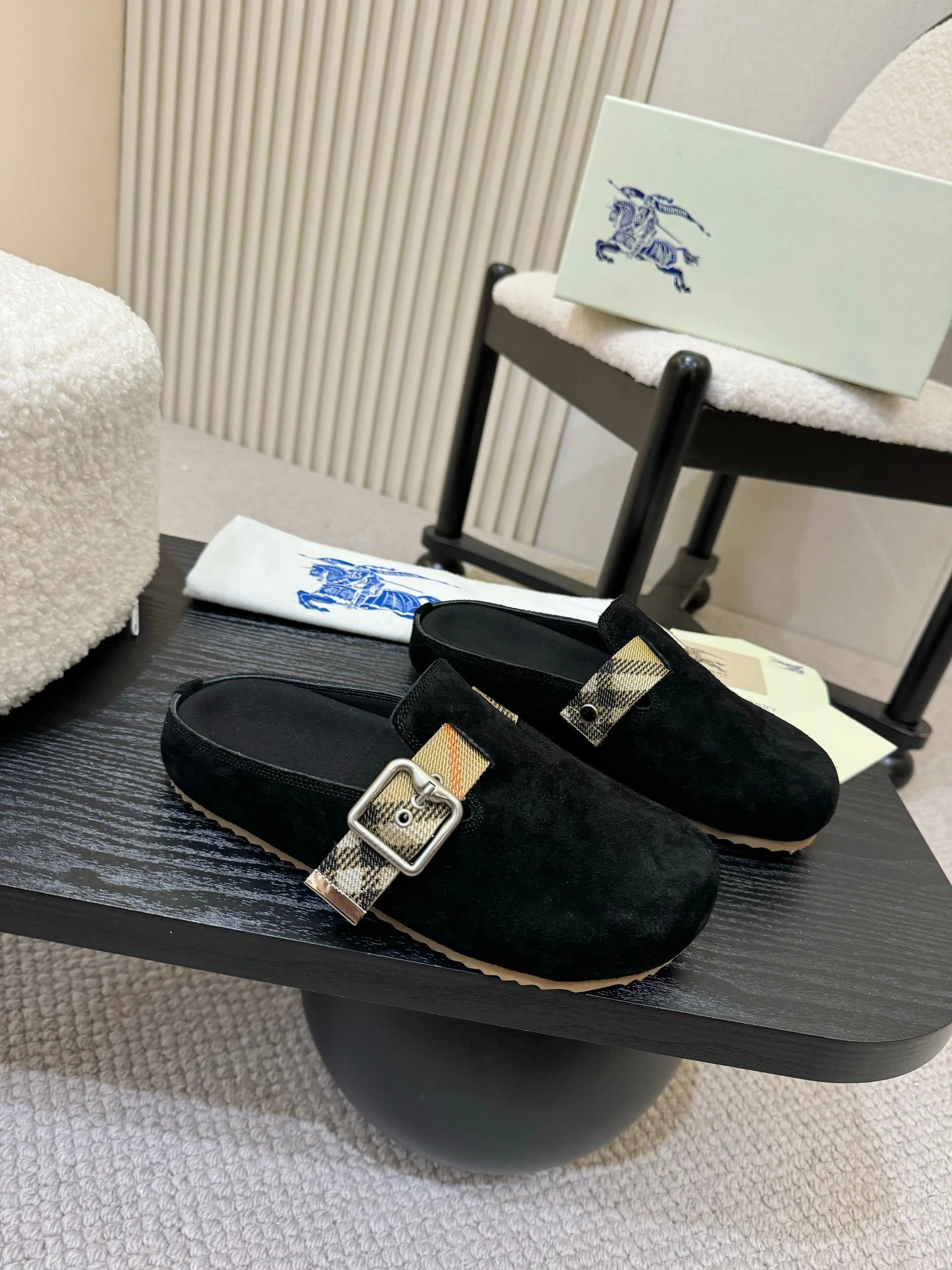 Men's shoes 💰560 Burberry's 2025 popular Birkenstock slippers are released, made of soft suede fabric and refined in Italian workshops. Featuring an embossed plaid pattern and an embossed sole embellished with the archive brand's logo. Features an adjustable B-shaped buckle strap and is embellished with the signature sand-colored Burberry check in jacquard worsted.   ✅Fabric: suede ✅Lining: silk cowhide ✅Outsole: TPU ✅Color: black, brown, pink, apricot, 4 colors available ✅Code number: 35-45 for men and women (35, 45 customized)